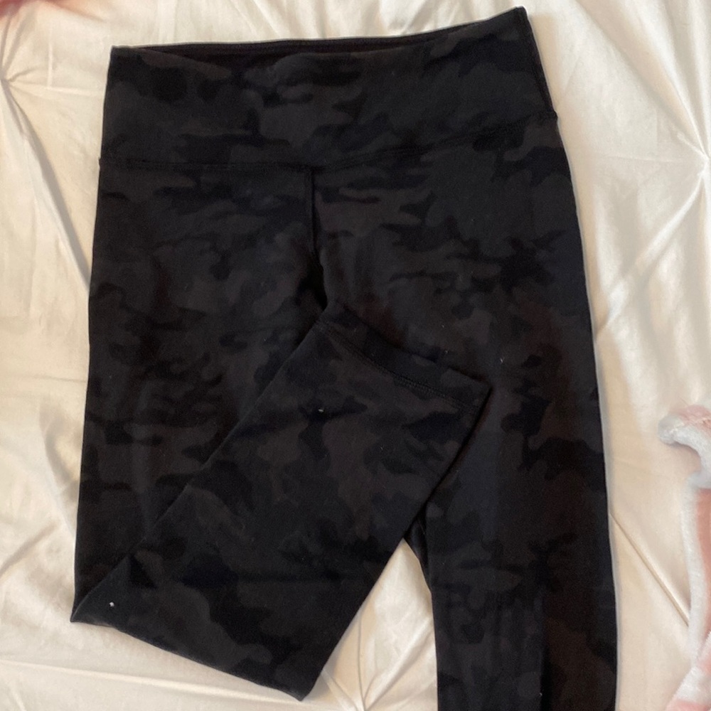 Size 4 lululemon crop wunder under. like new